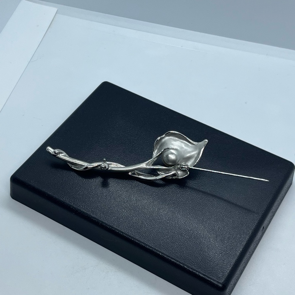 Silver tone faux pearl vintage flower brooch pin - Picture 10 of 11